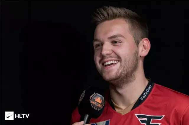 FoFo ：赛前有和Jiejie聊天，今天很顺利没被他抓到